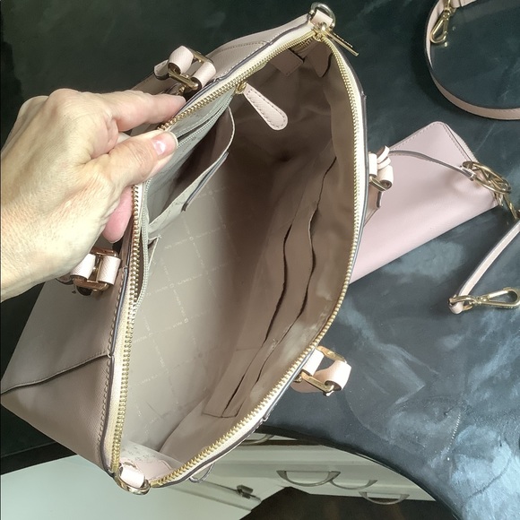 Kors Blush Ciera Tote - Picture 10 of 11
